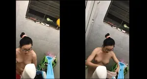 Quay lén nữ học sinh nhà cạnh bên tắm