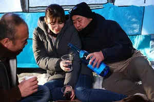 Người chồng ngu ngục để người vợ đi cắm trại với hàng xóm