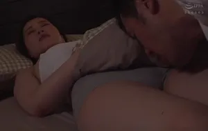 3 ngày chồng yêu đi công tác, người vợ ở nhà nữa đêm bị bố chồng yêu mò vào phòng