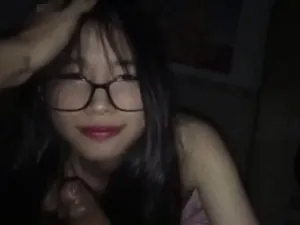 Vợ đi ca đêm, lẻn sang trọ để em sinh viên kính cận bú cu