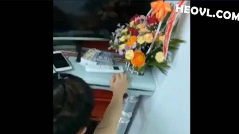 Không chịu đi tắm vì dâm đãng quá cần làm tình luôn !