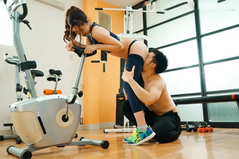 Xin người chồng đi tập gym, vợ yêu địt trộm với anh pt