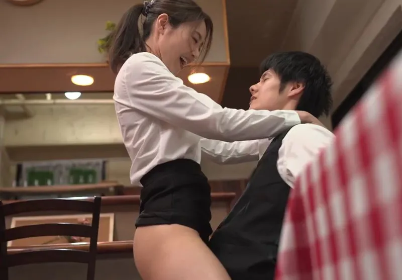Cậu trai trẻ làm tình đồng nghiệp nữ làm chung công ty có gã chồng nhưng chồng yêu “yếu”